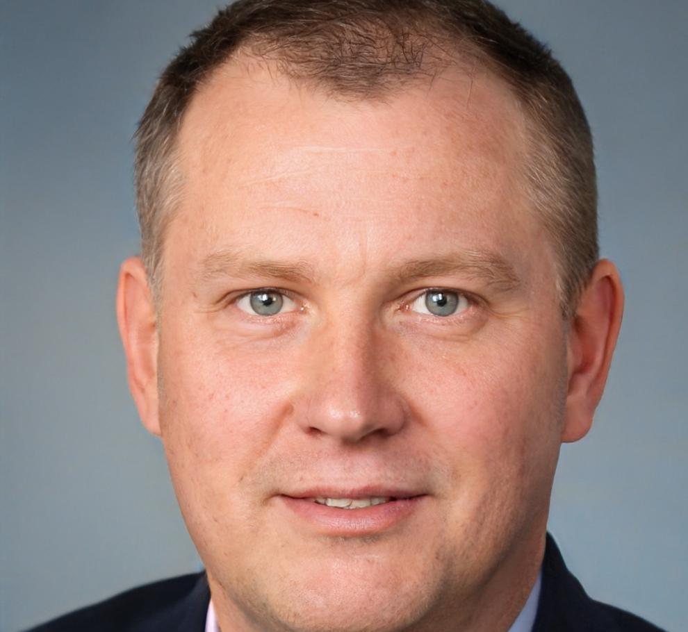 Portrait of Reeve Thistlewood, founder and lead financial advisor at syltoranova